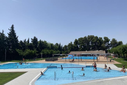 L'Ajuntament de les Borges Blanques diu que els socorristes de la piscina volen aprendre català