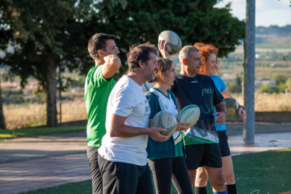 Uno de los ejercicios que hacen son los lanzamientos de balón.