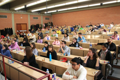 Titulados de Medicina a punto de iniciar ayer el examen MIR en la facultad de Economía de la UB.