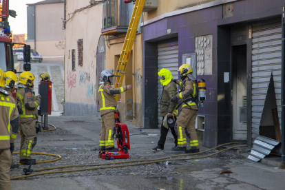Ampli desplegament de serveis d’emergències per l’incendi en un edifici del carrer Sant Andreu.