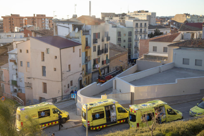 Servicios de emergencias desplegados por el incendio en un edificio de la calle Sant Andreu.