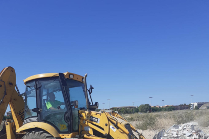 Retiran treinta toneladas de basura de un descampado en Magraners