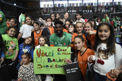 El jugador ‘Eddy’ Herrera posa con los aficionados más pequeños del Rodi Balàfia Vòlei.