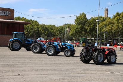 Varios tractores en el recinto de la Fira de Sant Miquel.