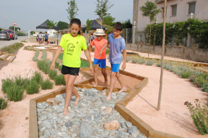 Els més joves del municipi ja han visitat el parc per fer descalços el recorregut.