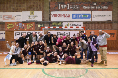 Las jugadoras del Lleida Handbol celebran la permanencia junto al staff técnico, directiva y familiares. 