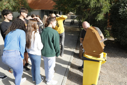 Alumnes de l’institut Maria Rúbies (esquerra) van poder observar el fenomen al pati i els del Torre Vicens (dreta) es van desplaçar al Parc Astronòmic del Montsec.