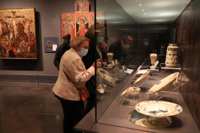 Museu de Lleida. En la exposición permanente hay piezas (cerámica, orfebrería) protegidas en vitrinas, pero la mayoría del arte no.