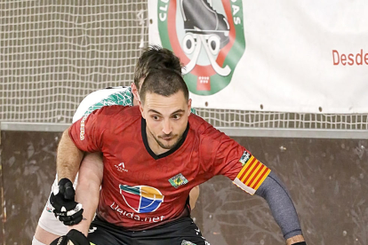 Joan Ramon Serret pugna con un jugador del Alcobendas.