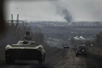 Transportes blindados ucranianos avanzan en la región de Donetsks.