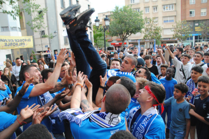 Jugadors i afició del Mollerussa a les portes de l’ajuntament, liderats pels càntics del capità Salvador Tàpies, ‘Kiko’, que va acabar mantejat.