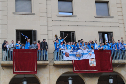 Jugadors i afició del Mollerussa a les portes de l’ajuntament, liderats pels càntics del capità Salvador Tàpies, ‘Kiko’, que va acabar mantejat.