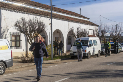 Una periodista grava el bloc d’habitatges de Santa Perpètua de Mogoda on van trobar morta una dona de 88 anys.