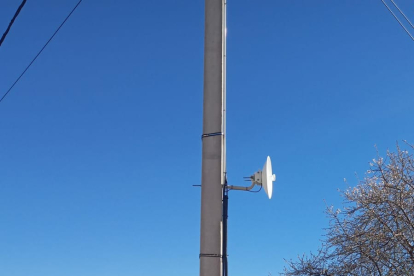 La antena instalada en el pueblo de Sant Esteve de la Sarga. 