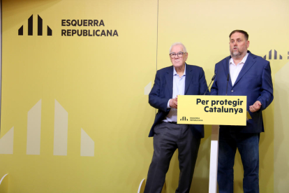 El president d'ERC, Oriol Junqueras, i el número dos de la llista del partit al Senat, Ernest Maragall, en roda de premsa a la seu