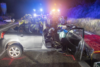 Efectivos de los Bomberos inspeccionan uno de los vehículos accidentados en Ciutadilla. 