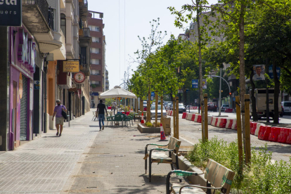 Les voreres ampliades es van obrir ahir al públic i alguns bars fins i tot van col·locar terrasses.