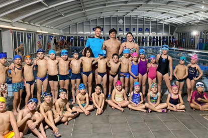 Nadadors i tècnics, ahir a la piscina coberta del CN Lleida a les jornades ‘Porta un amic o amiga’.