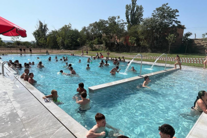 Alguns dels veïns que van estrenar ahir les piscines de Benavent.