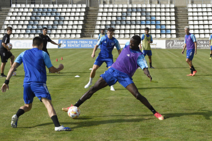 El francès Stevens Leleux colpeja la pilota de cap ahir durant l’entrenament.