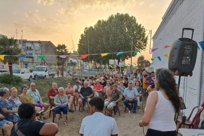 Entre otras tareas, los 25 jóvenes que participan en este campo de trabajo han pintado un mural.