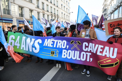 Manifestantes marchan por las calles de París contra la reforma.