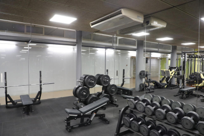 Una vista del gimnasio del Sícoris con el aire acondicionado que dispara el consumo eléctrico.