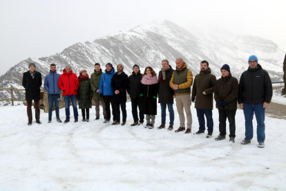 Las autoridades, ayer durante la presentación del plan piloto de caminos del Pallars Sobirà. 