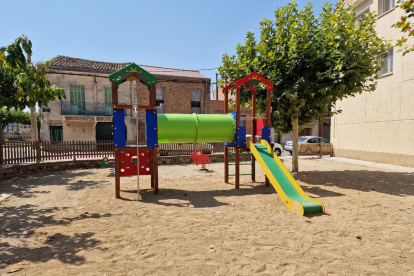 Imagen del ya renovado parque infantil.