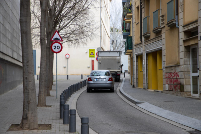 La calle Lluís Besa, en el Barri Antic, que la Paeria estudia convertir en peatonal.