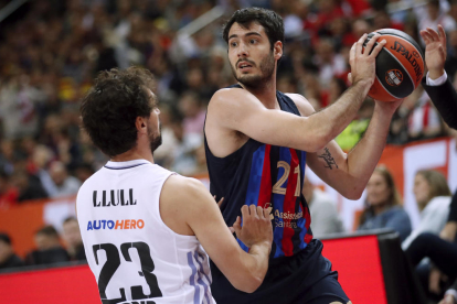 Alex Abrines, que fue el azulgrana más destacado, en una acción ante Llull.