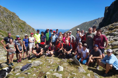 Medio centenar de personas participadron en el encuentro transfronterizo en el puerto de Tavascan.