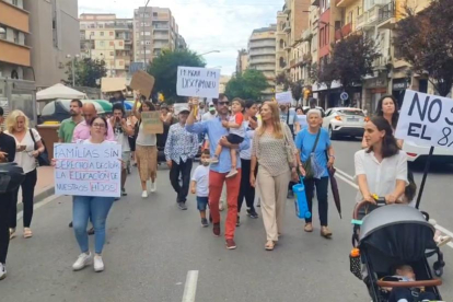 Famílies de Lleida es manifesten per exigir canvis en la preinscripció escolar
