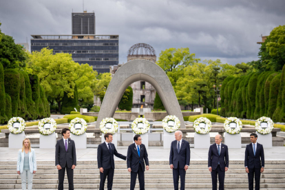 Cimera del G7 al Japó - Els líders de les set democràcies més fortes del món es van reunir ahir a Hiroshima, la primera ciutat a ser bombardejada amb una arma nuclear el 6 d’agost del 1945. La selecció del lloc no és casual i tots van llan ...