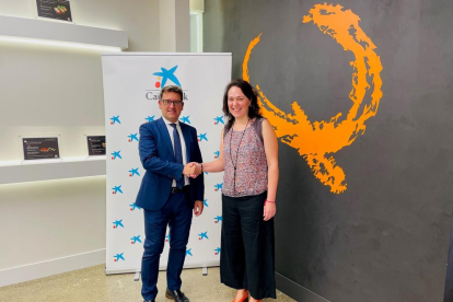 Josep Mª Gonzàlez, director territorial Cataluña de CaixaBank, junto a Sònia Plana.