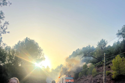 Alguns dels passatgers després de sortir del tren al Bages.