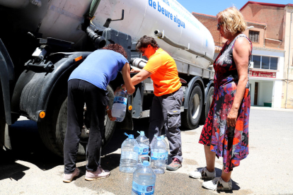 Veïnes de Sarroca de Lleida omplen garrafes d'aigua potable del camió cisterna