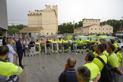 Larrosa, dirigiéndose ayer a trabajadores de la concesionaria de limpieza Ilnet.