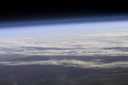 La capa d'ozó a l'estratosfera protegeix la vida a la Terra de la nociva radiació ultraviolada, però també té una forta influència en el clima.