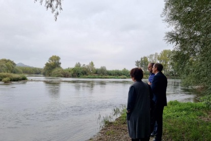 El subdelegat del govern espanyol a Lleida, José Crespín, amb l'alcalde de la Granja d'Escarp, Manel Solé, i l'alcaldessa de Massalcoreig, Montserrat Jové, a la zona de l'aiguabarreig Segre-Cinca.