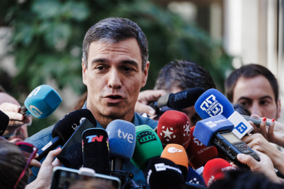 El presidenteEl presidente del Gobierno de España y candidato a la reelección por el PSOE, Pedro Sánchez, atiende a los medios después de votar. del Gobierno de España y candidato a la reelección por el PSOE, Pedro Sánchez, atiende a los medios después de votar.