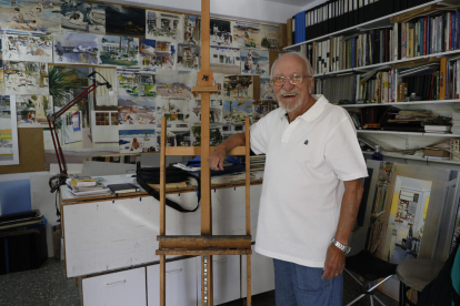El pintor lleidatà Joaquín Ureña, ahir en una de les sales del seu taller de treball.