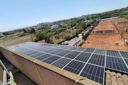 El Club Tennis Urgell ya tiene instaladas placas solares que le han permitido reducir la factura de la luz.