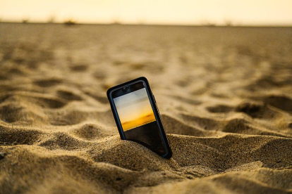 La sorra de la platja o l'exposició al sol són causants de moltes avaries de telèfons.