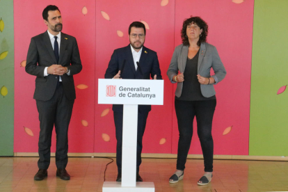El presidente de la Generalitat, Pere Aragonès, atiende los medios de comunicación en la Llotja de Lleida, con los consellers Roger Torrent y Teresa Jordà