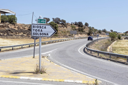 Un senyal de circulació mostra el camí de Torà, Biosca i la capital del Solsonès en la mateixa direcció