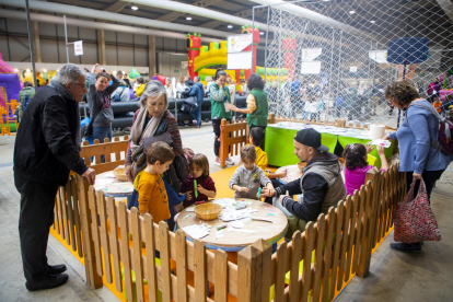 Niños y niñas jugando ayer por la mañana en el espacio de manualidades del Cucalòcum de Lleida. 