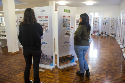 Dos de las visitantes que no se han perdido la exposición de SEGRE en Tàrrega.