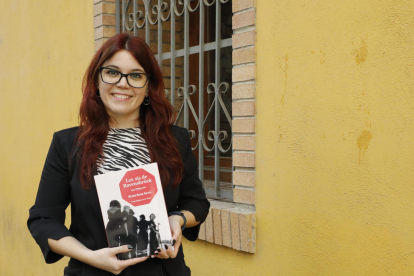 La historiadora Míriam Roma, con su libro ‘Les sis de Ravensbrück’. 