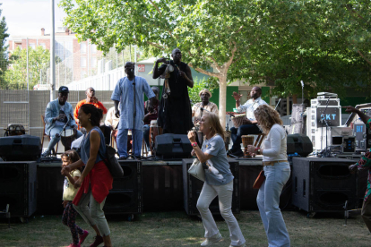 Exhibició ahir al migdia de dansa urbana a càrrec de Dancescape i alumnes de l’Escoleta d’Arts.